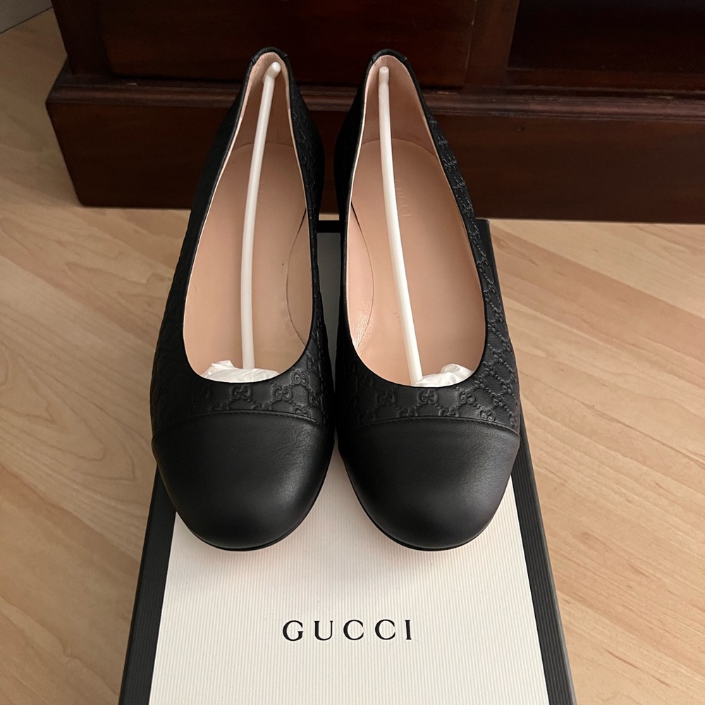 Authentic Gucci black leather GG Logo Textured Ballet Flats Size 38.5/8.5